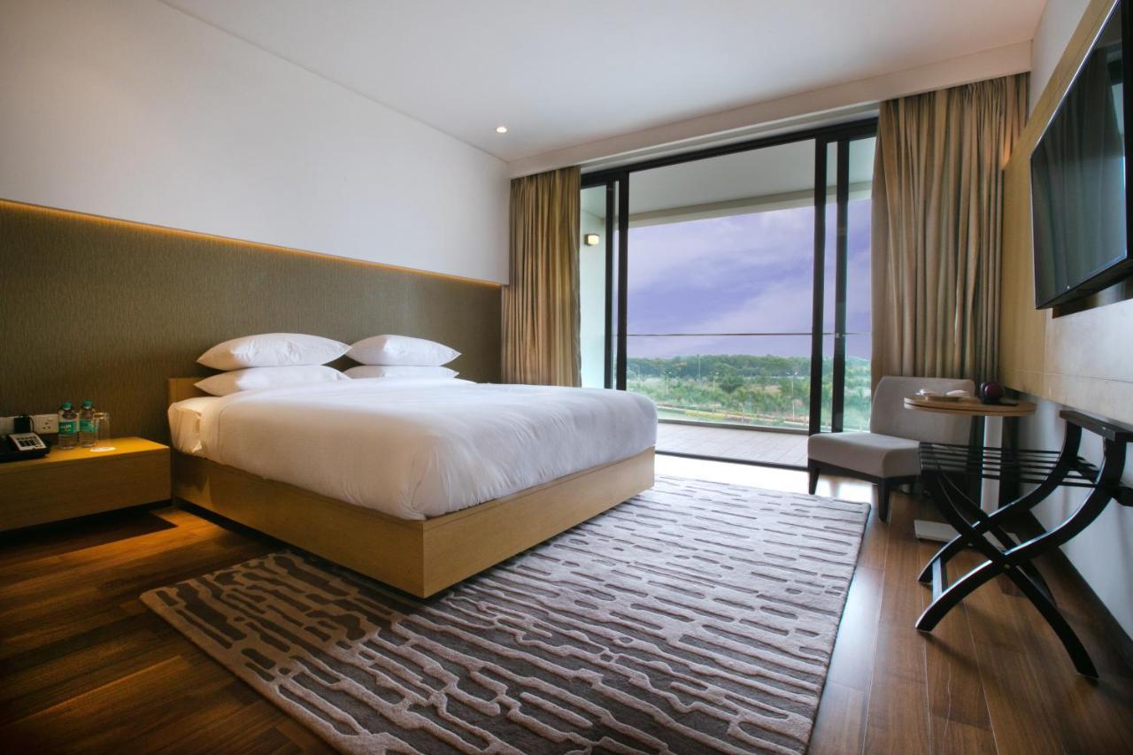 Blvd Club - Near Bengaluru Airport Hotell Settahalasūr Exteriör bild