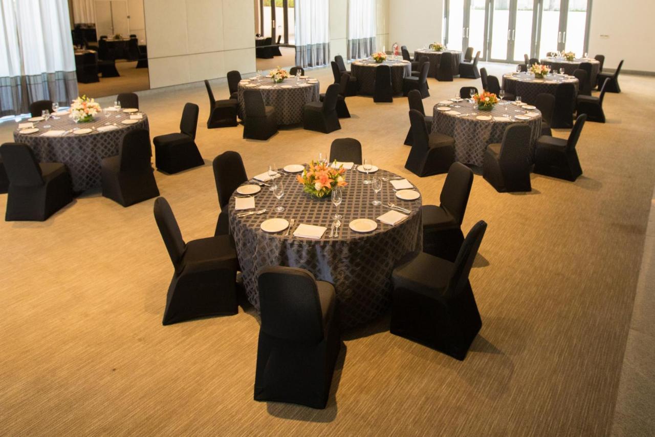 Blvd Club - Near Bengaluru Airport Hotell Settahalasūr Exteriör bild